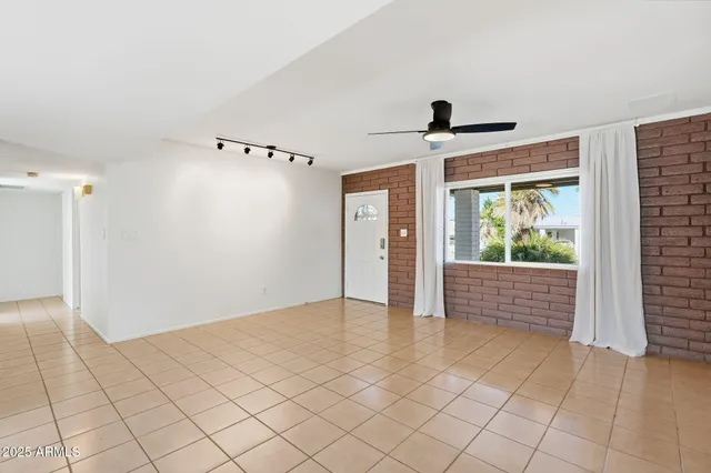 $2,400 | 1321 East Townley Avenue, Phoenix, AZ 85020