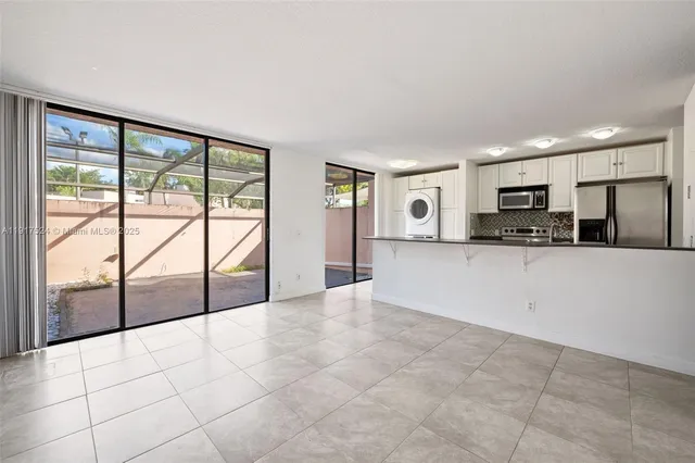 $3,250 | 1017 Northwest 124th Avenue, Unit 1017, Pembroke Pines, FL 33026