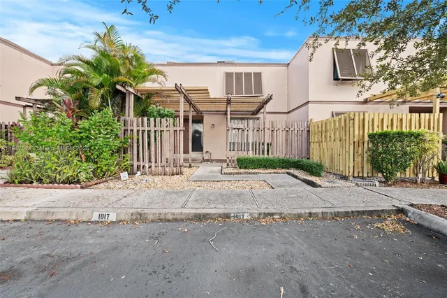 $3,250 | 1017 Northwest 124th Avenue, Unit 1017, Pembroke Pines, FL 33026
