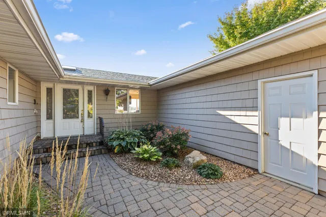 $725,000 | 998 Kohlman Court, Maplewood, MN 55109