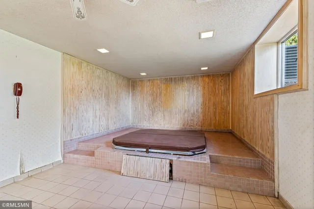 $750,000 | 998 Kohlman Court, Maplewood, MN 55109