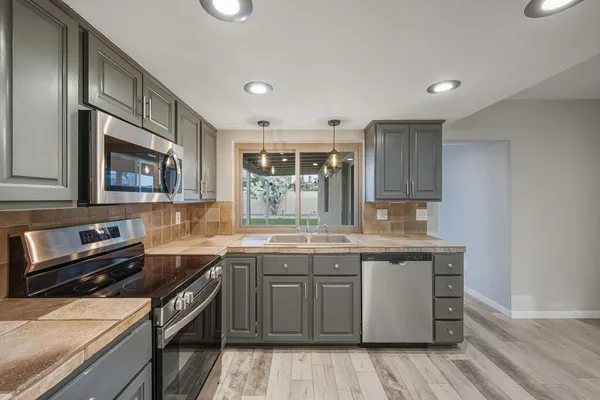 $2,400 | 17024 East Calle Del Sol, Fountain Hills, AZ 85268