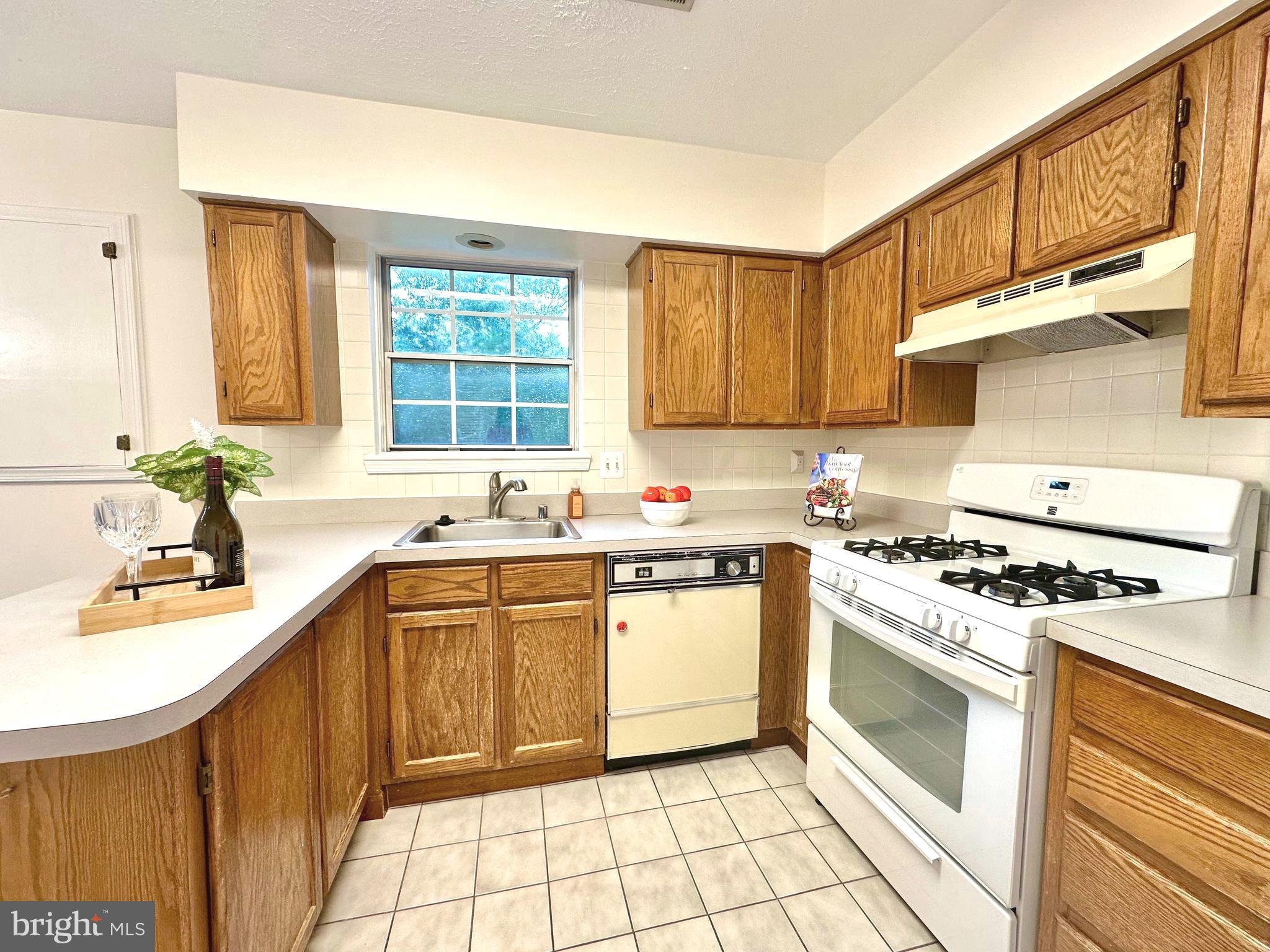 19617 Rhinestone Drive Germantown, MD 20874 - Photo 13 of 30 Kitchen