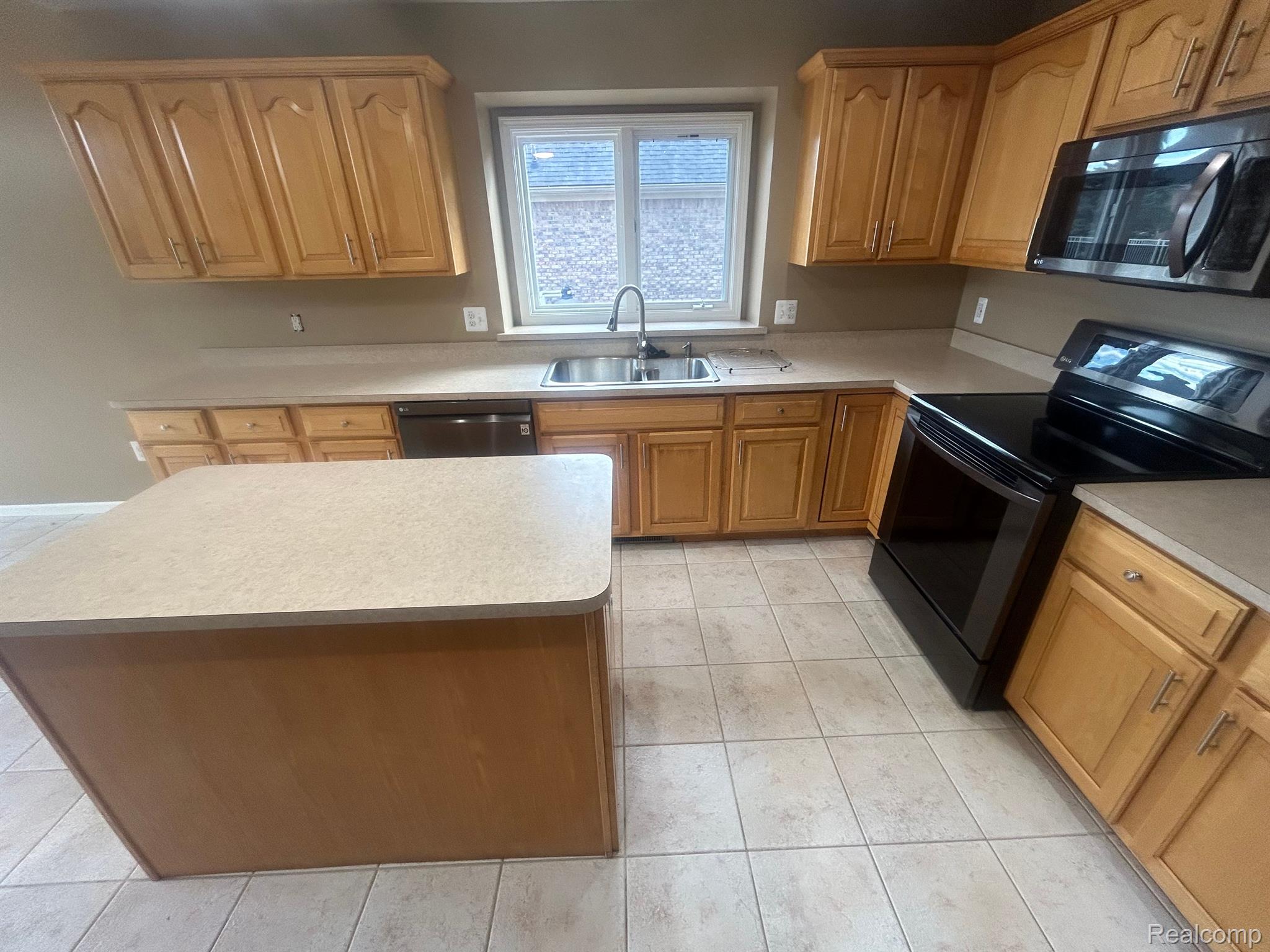 46710 West Ridge Drive Macomb, MI 48044 - Photo 4 of 46 Gallery Image 4