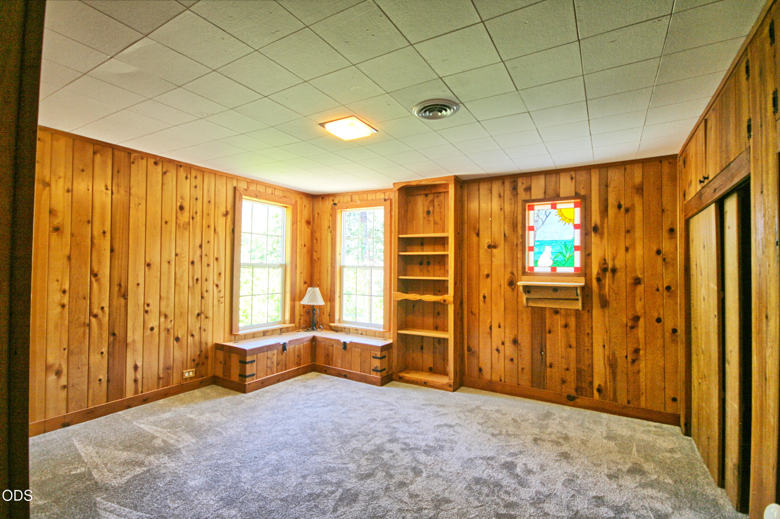 2525 Kinney Creek Road Jacksonville, OR 97530 - Photo 15 of 38 wooden floor and windows in a room