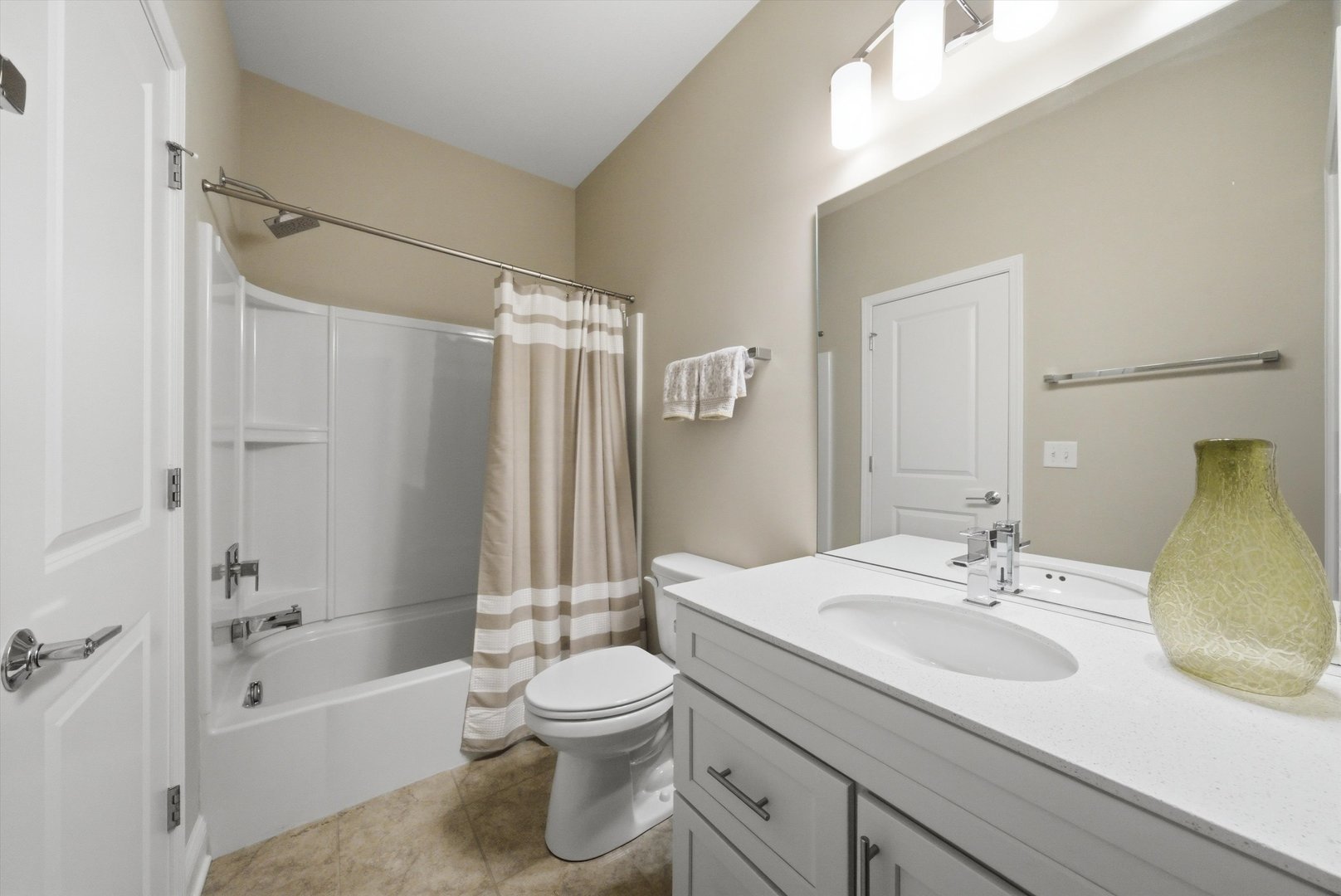 76 Somerset Circle Wheaton, IL 60189 - Photo 27 of 40 a bathroom with a sink a toilet and a bathtub