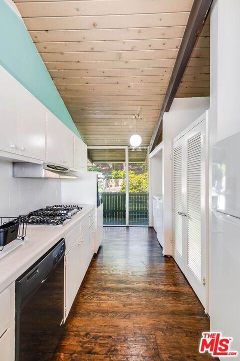 3557 Serra Road Malibu, CA 90265 - Photo 16 of 32 a kitchen with stove and wooden floor