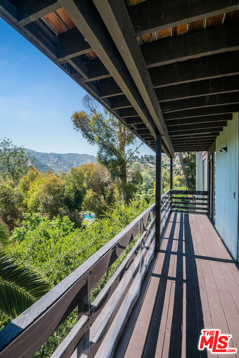 3557 Serra Road Malibu, CA 90265 - Photo 25 of 32 a view of balcony with wooden floor