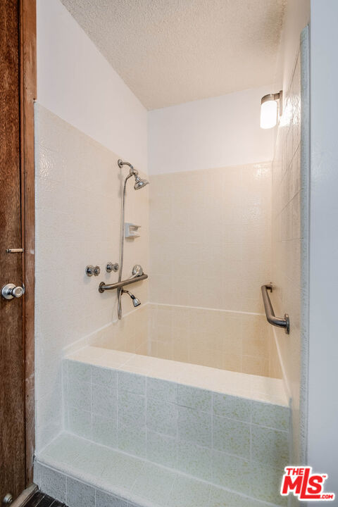 3557 Serra Road Malibu, CA 90265 - Photo 28 of 32 a bathroom with a bathtub