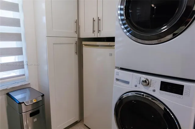 a close up view of a washer and dryer