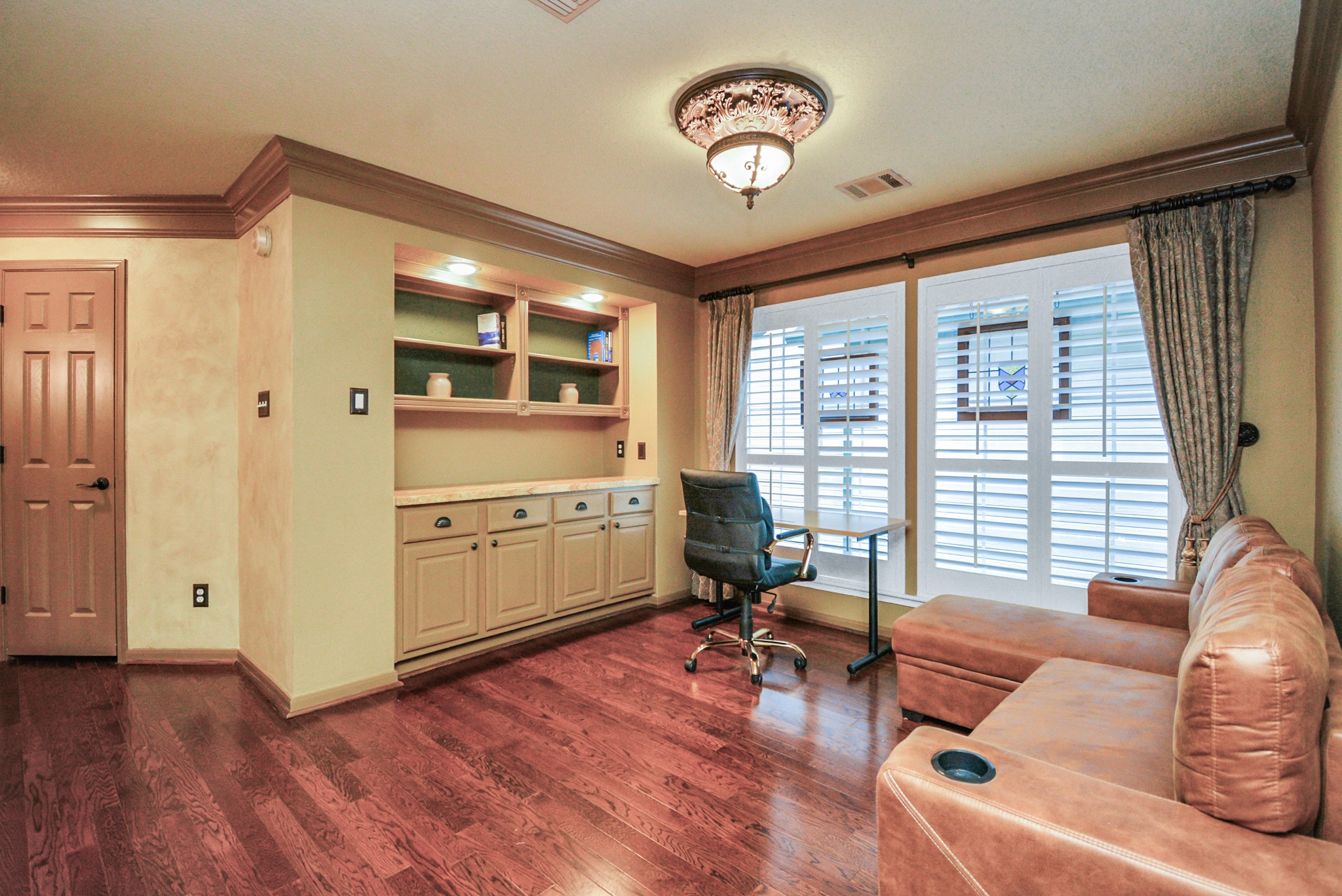 12906 Kingsbridge Lane Houston, TX 77077 - Photo 20 of 32 a living room with furniture and a large window