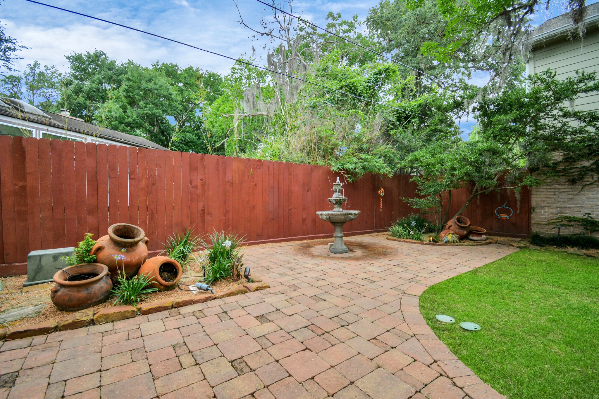 12906 Kingsbridge Lane Houston, TX 77077 - Photo 27 of 32 a backyard of a house with lots of green space