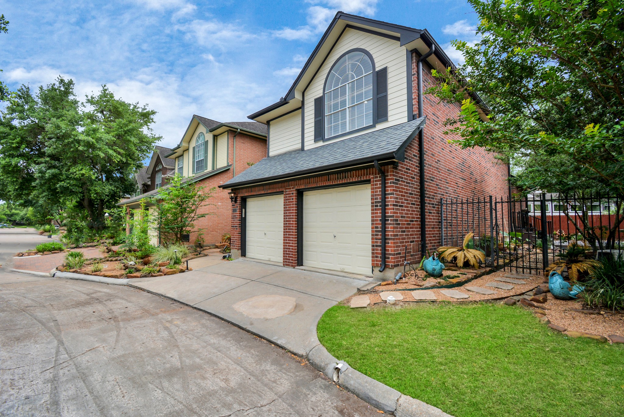 12906 Kingsbridge Lane Houston, TX 77077 - Photo 32 of 32 a front view of a house with garden