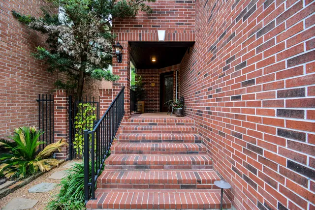 a view of entryway with a yard