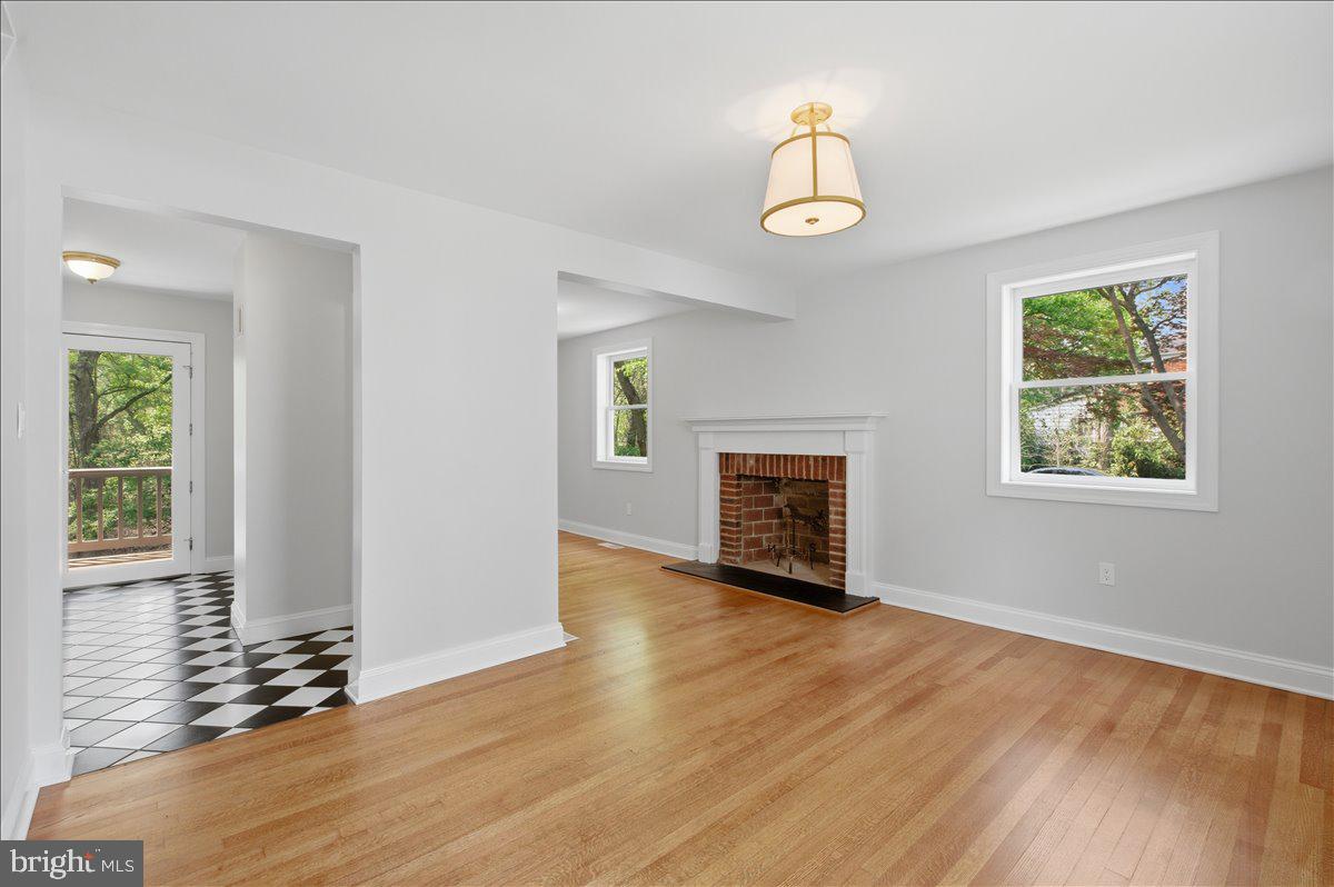 5736 8th Road North Arlington, VA 22205 - Photo 12 of 57 Foyer and Living room