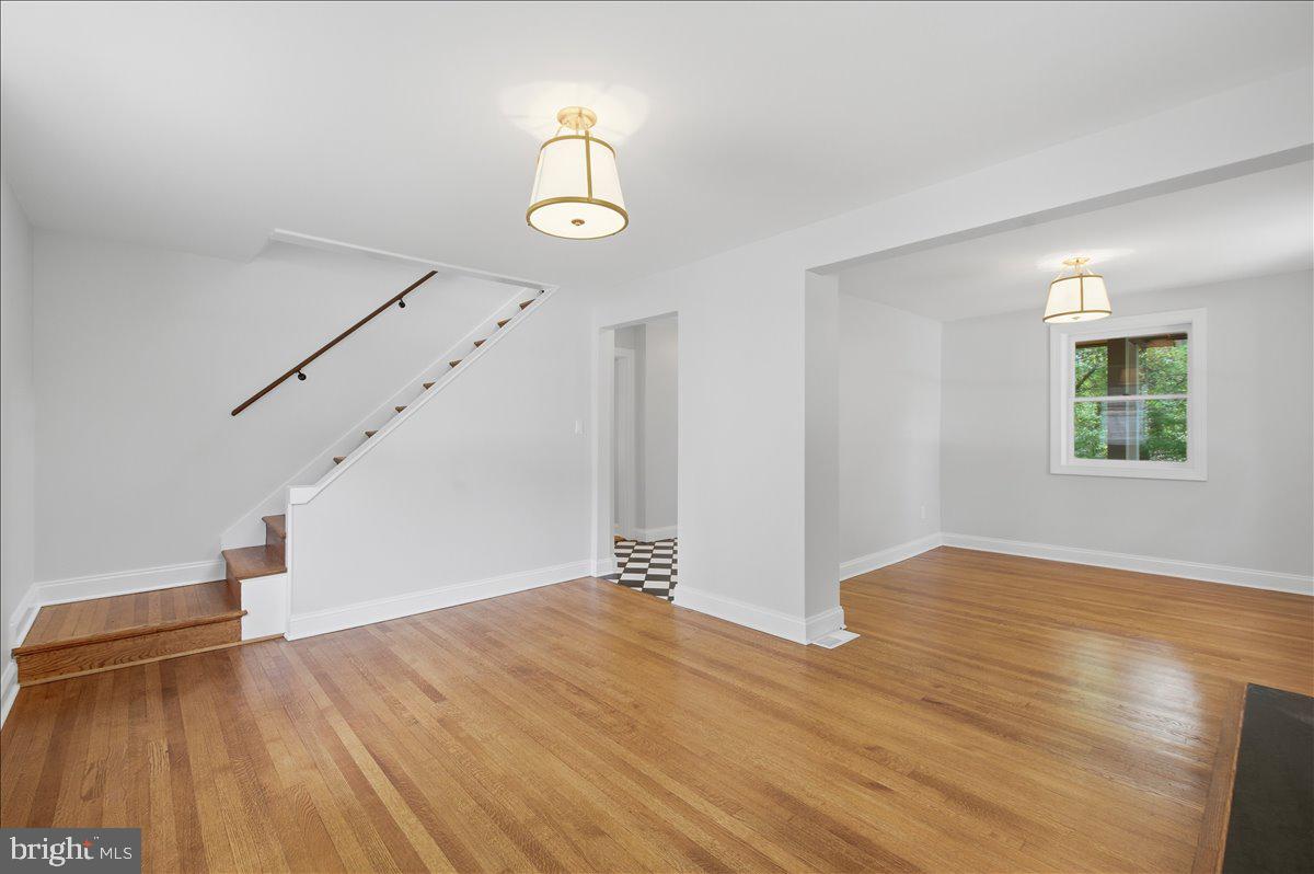 5736 8th Road North Arlington, VA 22205 - Photo 14 of 57 Living Room