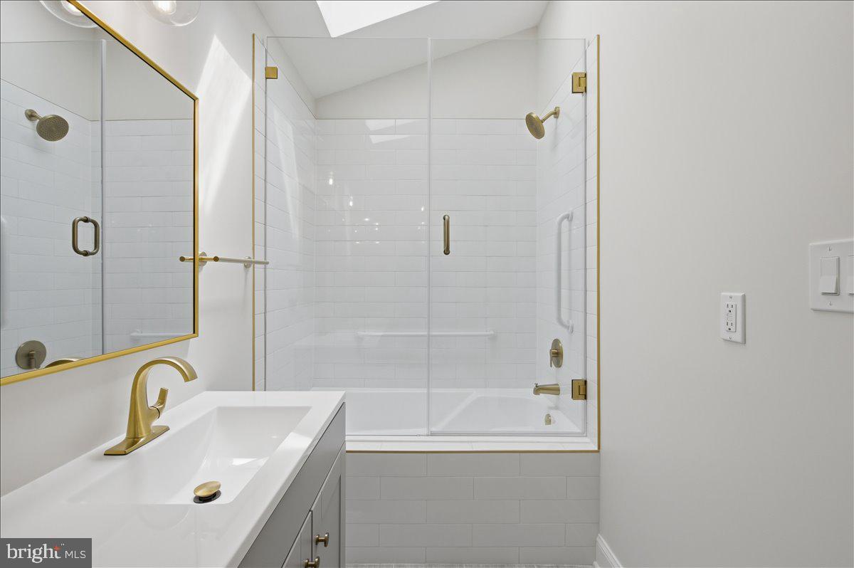 5736 8th Road North Arlington, VA 22205 - Photo 30 of 57 Primary Bath