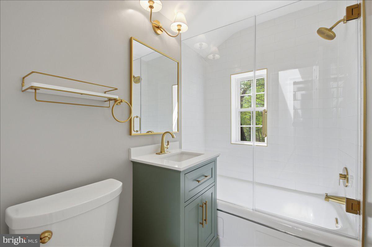 5736 8th Road North Arlington, VA 22205 - Photo 35 of 57 Hall bathroom on upper level