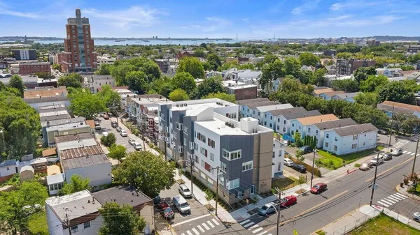 $2,450 | 306 Bergen Avenue, Unit 305, Jersey City, NJ 07305