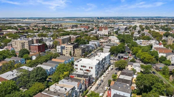 $2,450 | 306 Bergen Avenue, Unit 305, Jersey City, NJ 07305