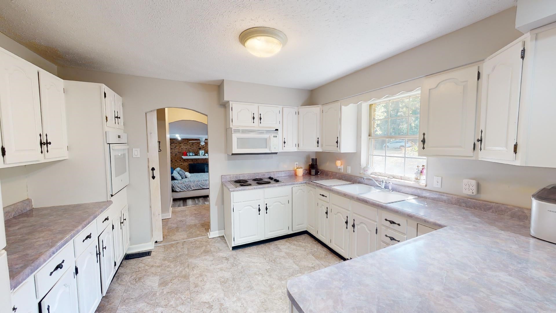 3796 Green Valley Road Huntington, WV 25701 - Photo 6 of 13 Gallery Image 6