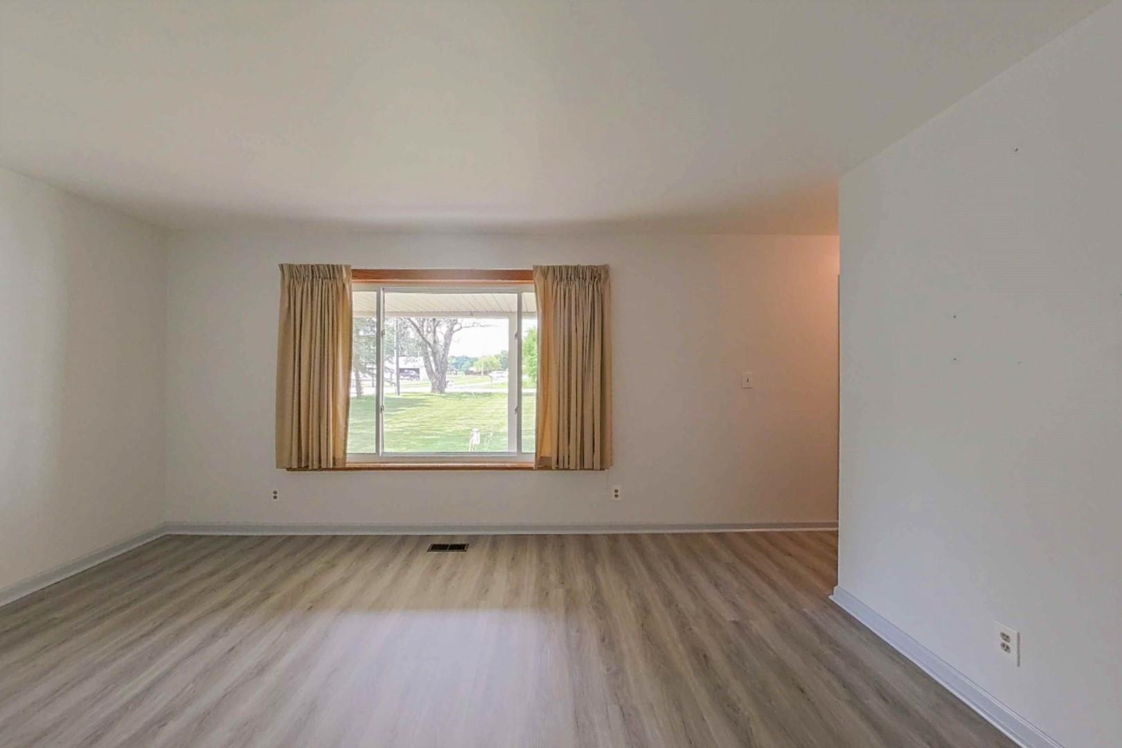 3221 South Vassar Road Davison, MI 48423 - Photo 15 of 40 Living Room