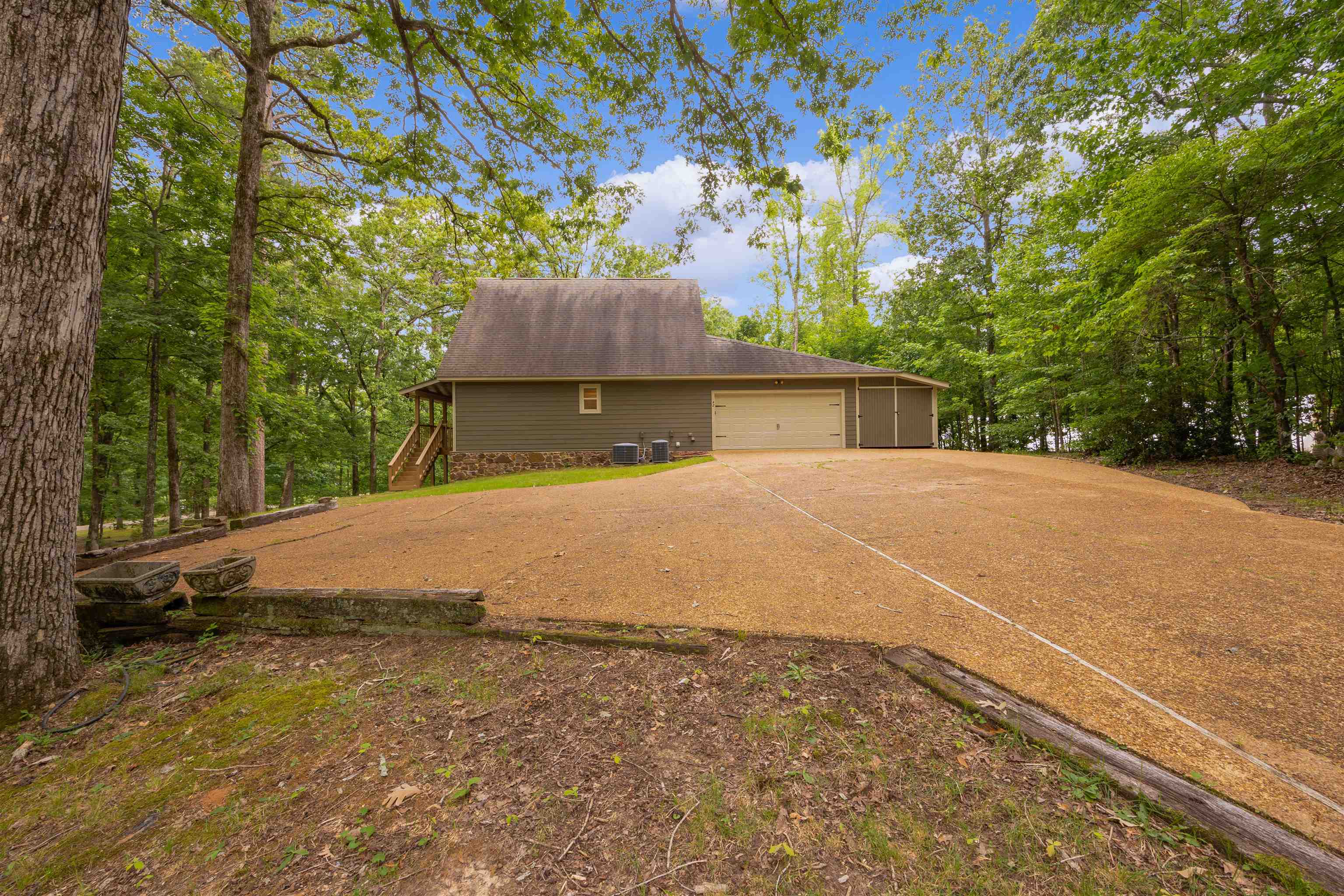 42 Cr 329 Road Iuka, MS 38852 - Photo 4 of 32 View of yard with a garage