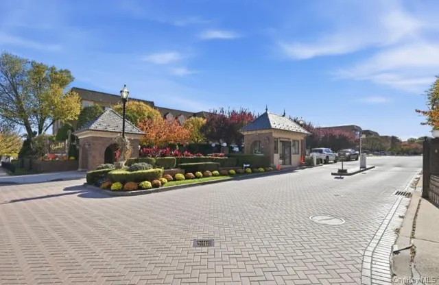 $849,000 | 14-14 Bonnie Lane | Bay Terrace