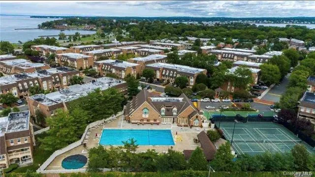 $849,000 | 14-14 Bonnie Lane | Bay Terrace