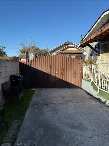 a view of a backyard