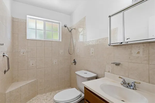 a view of empty room with window