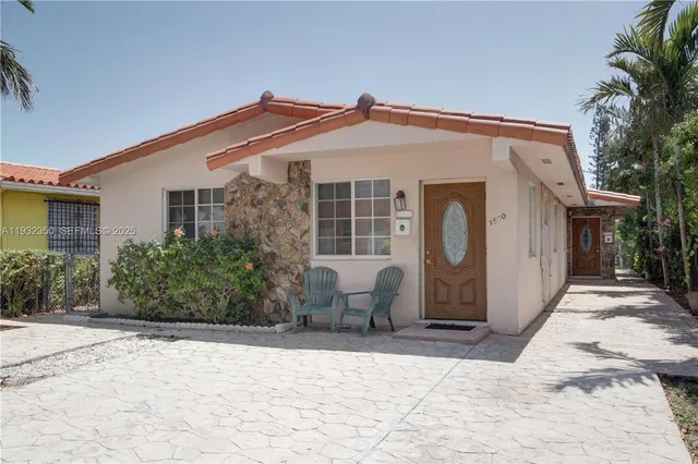 a view of a house with backyard and garden