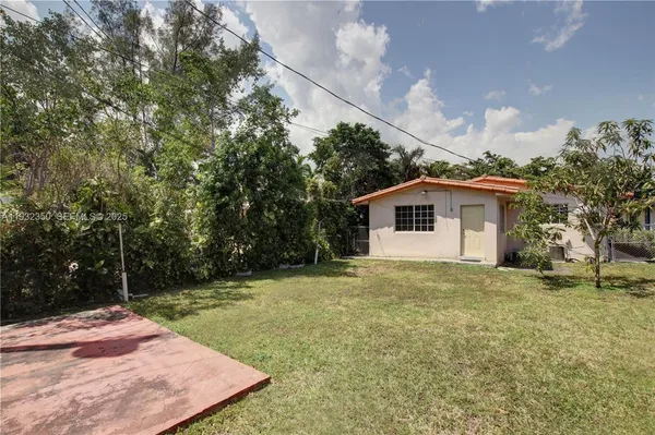 a view of a house with backyard