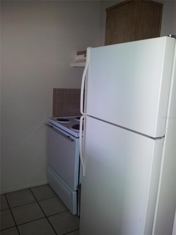 289 Jeru Boulevard, Unit 289C Tarpon Springs, FL 34689 - Photo 4 of 7 a utility room with dryer and washer