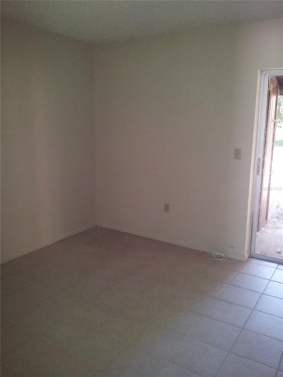 289 Jeru Boulevard, Unit 289C Tarpon Springs, FL 34689 - Photo 6 of 7 a view of an empty room and a window