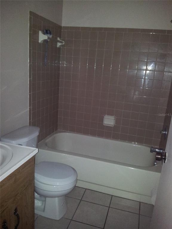 289 Jeru Boulevard, Unit 289C Tarpon Springs, FL 34689 - Photo 7 of 7 a bathroom with a sink a toilet and bathtub