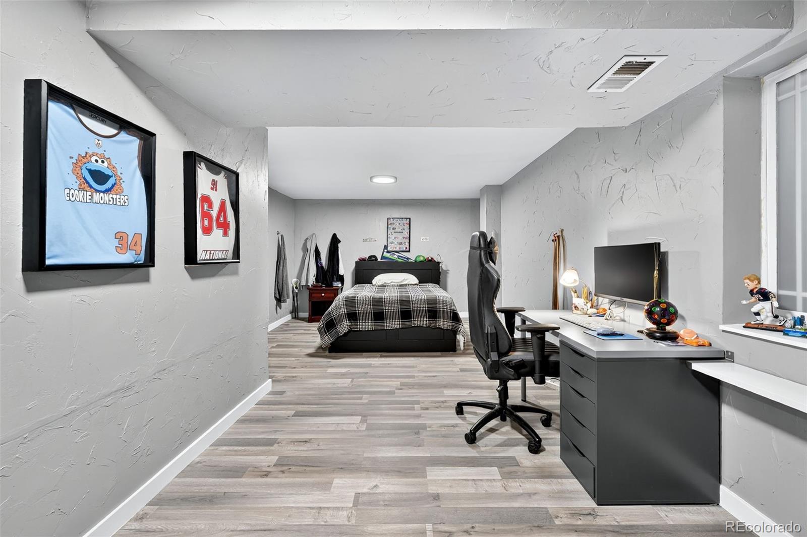 9910 Ashleigh Way Highlands Ranch, CO 80126 - Photo 33 of 49 a living room with furniture and a table