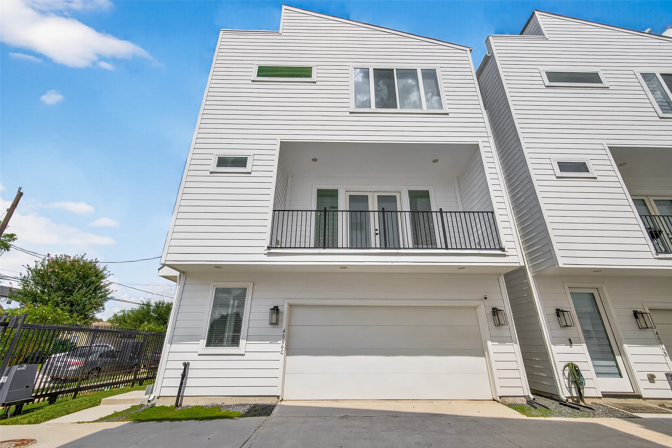 Welcome to 4806 Gano! A gated community minutes from Downtown Houston, Heights, and Texas Medical Center.