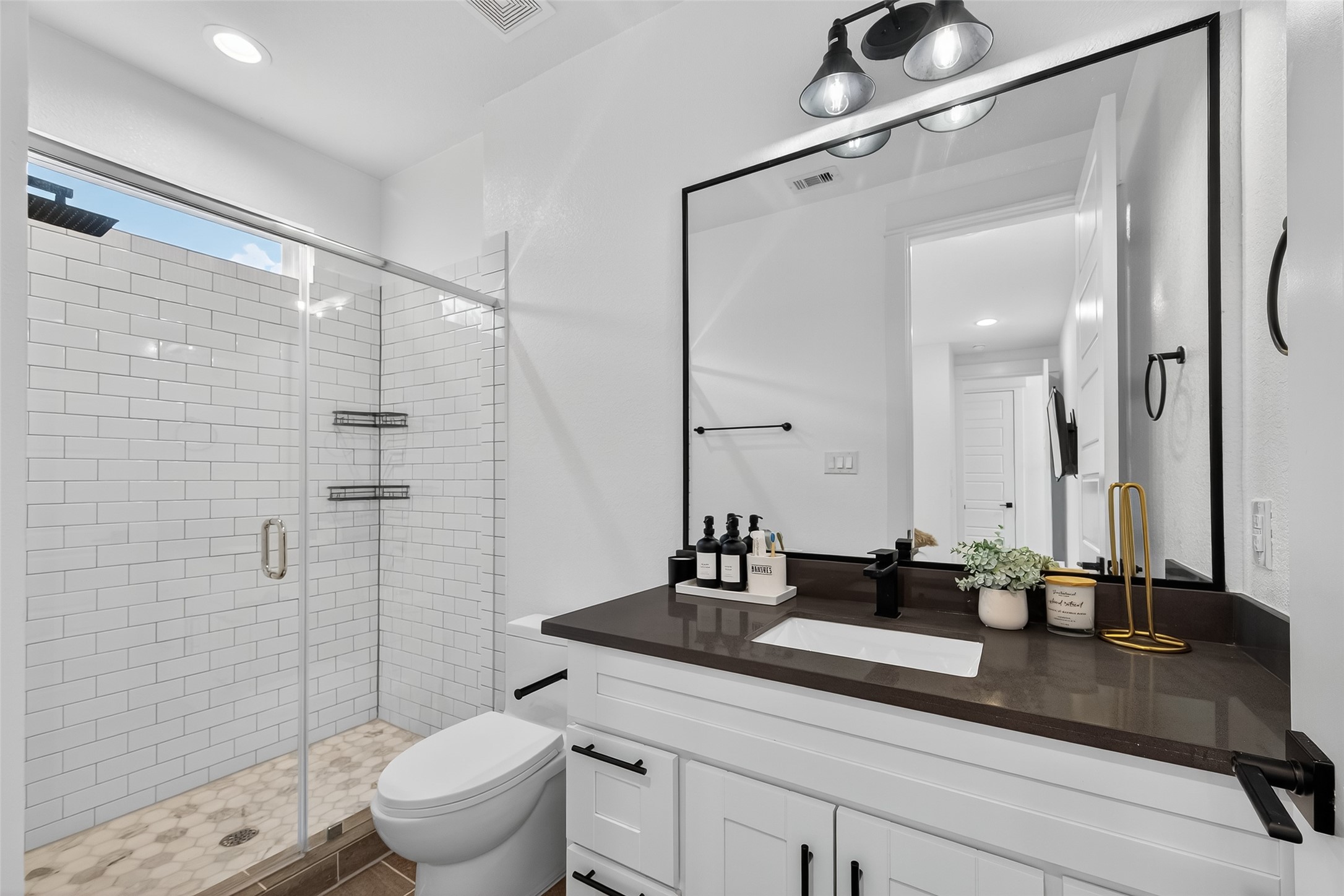 4806 Gano Street, Unit C Houston, TX 77009 - Photo 19 of 30 1st floor ensuite guest bath