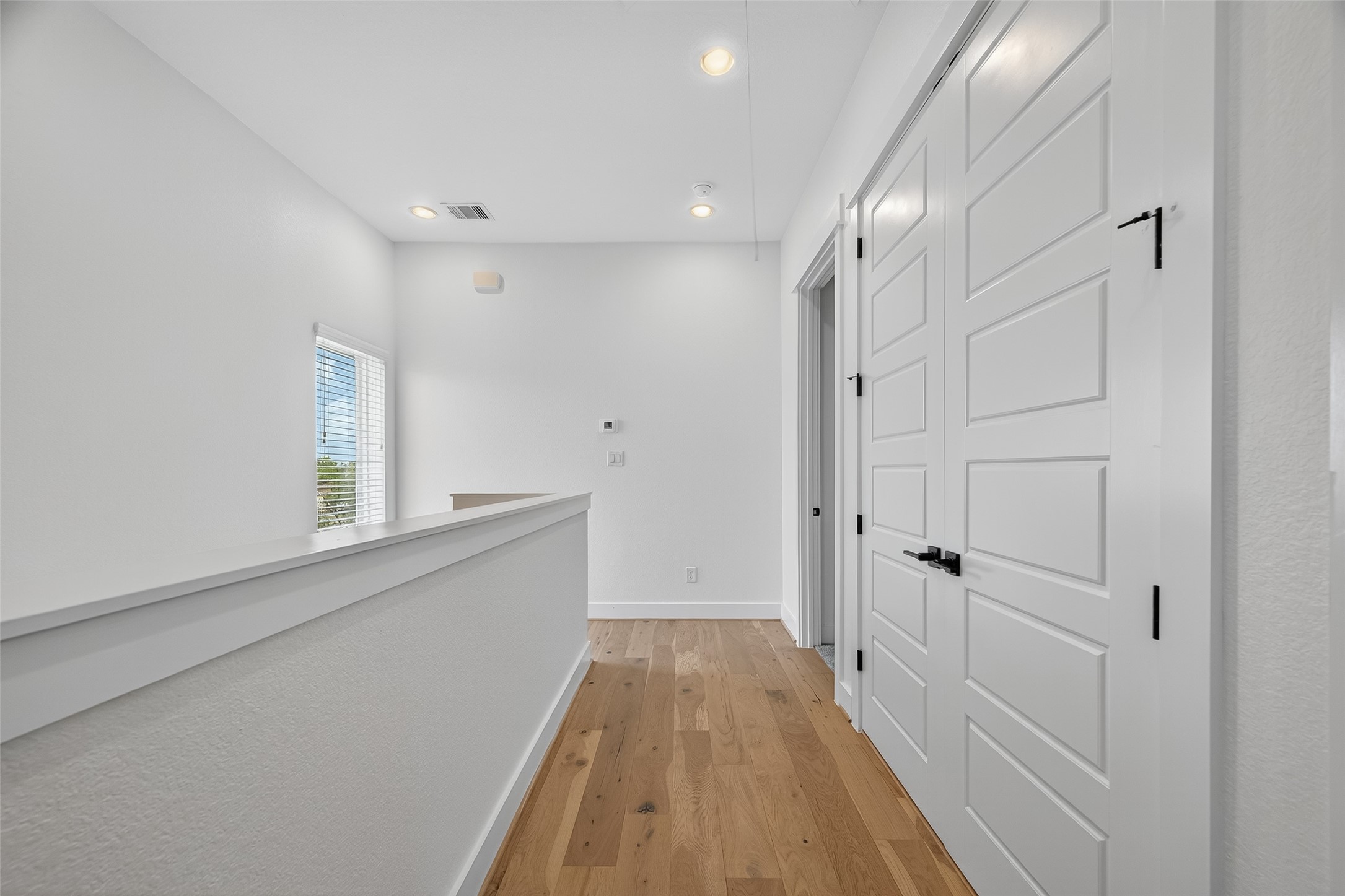 4806 Gano Street, Unit C Houston, TX 77009 - Photo 20 of 30 3rd floor hall - Primary & guest bedrooms w/ ensuite bath