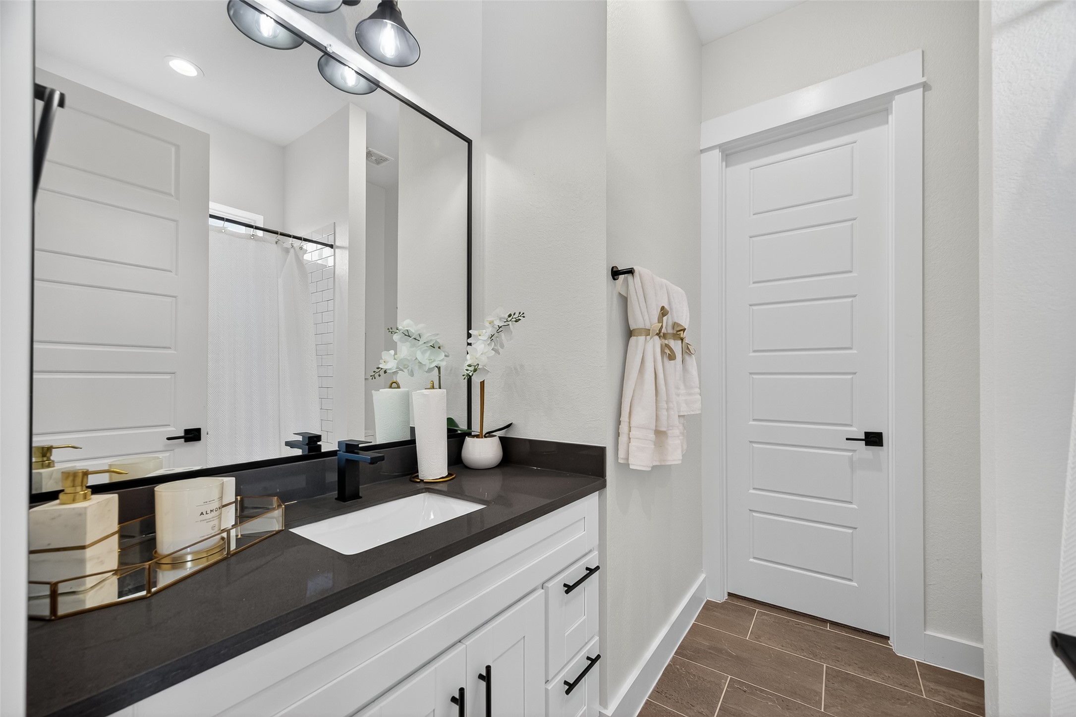 4806 Gano Street, Unit C Houston, TX 77009 - Photo 22 of 30 2nd guest bath - 3rd level