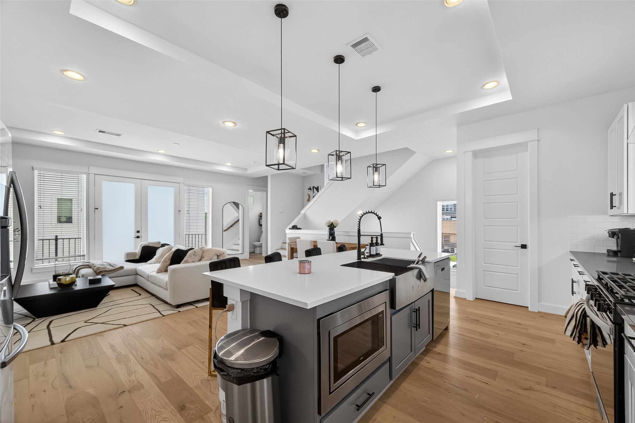 4806 Gano Street, Unit C Houston, TX 77009 - Photo 10 of 30 Bright, open-living space with large windows