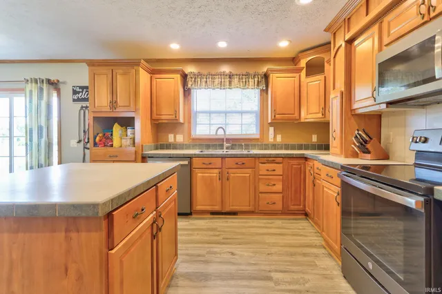 $315,000 | 9596 West 575 South, Owensville, IN 47665