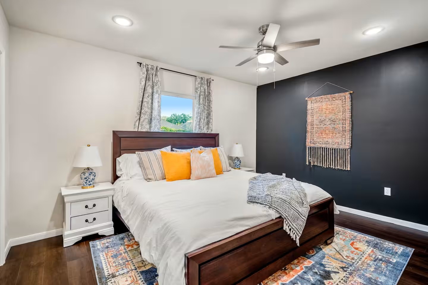 3741 Charleston Street Houston, TX 77021 - Photo 27 of 37 Bedroom 4 with a king size bed and ensuite bath.