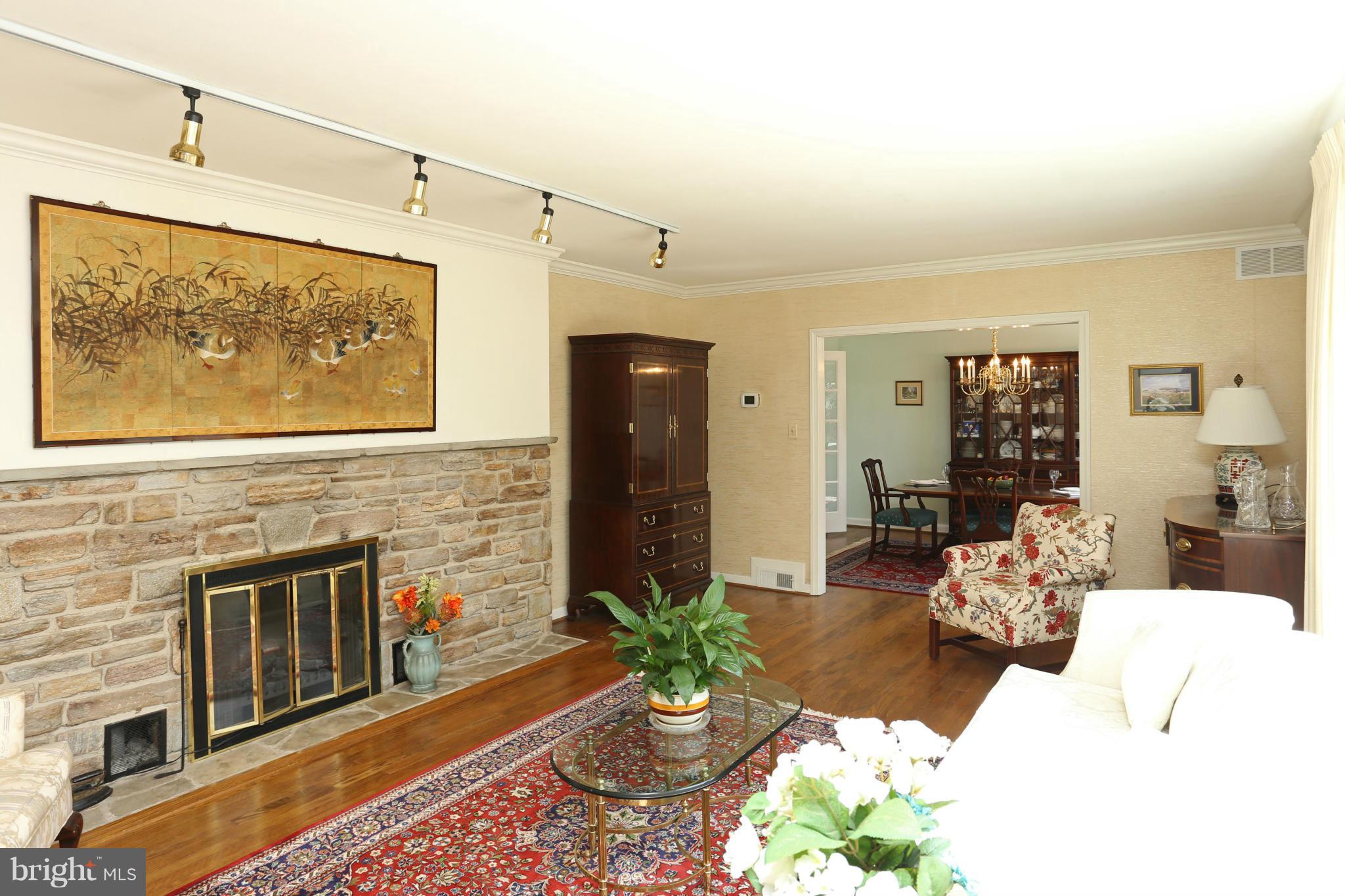 1014 Rolandvue Road Towson, MD 21204 - Photo 4 of 29 Living Room