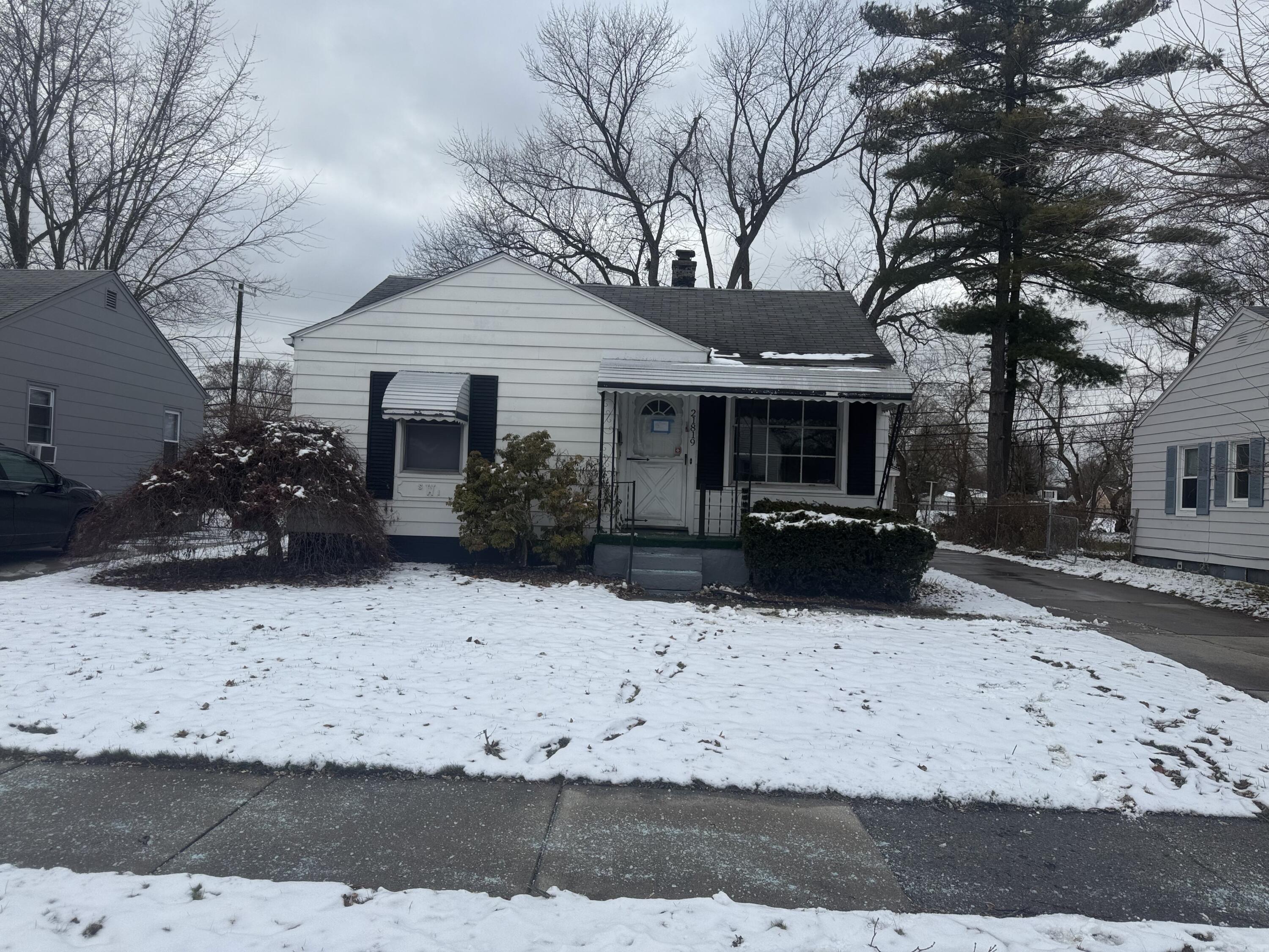 21819 Shakespeare Avenue Eastpointe, MI 48021 - Photo 2 of 21 IMG_5652