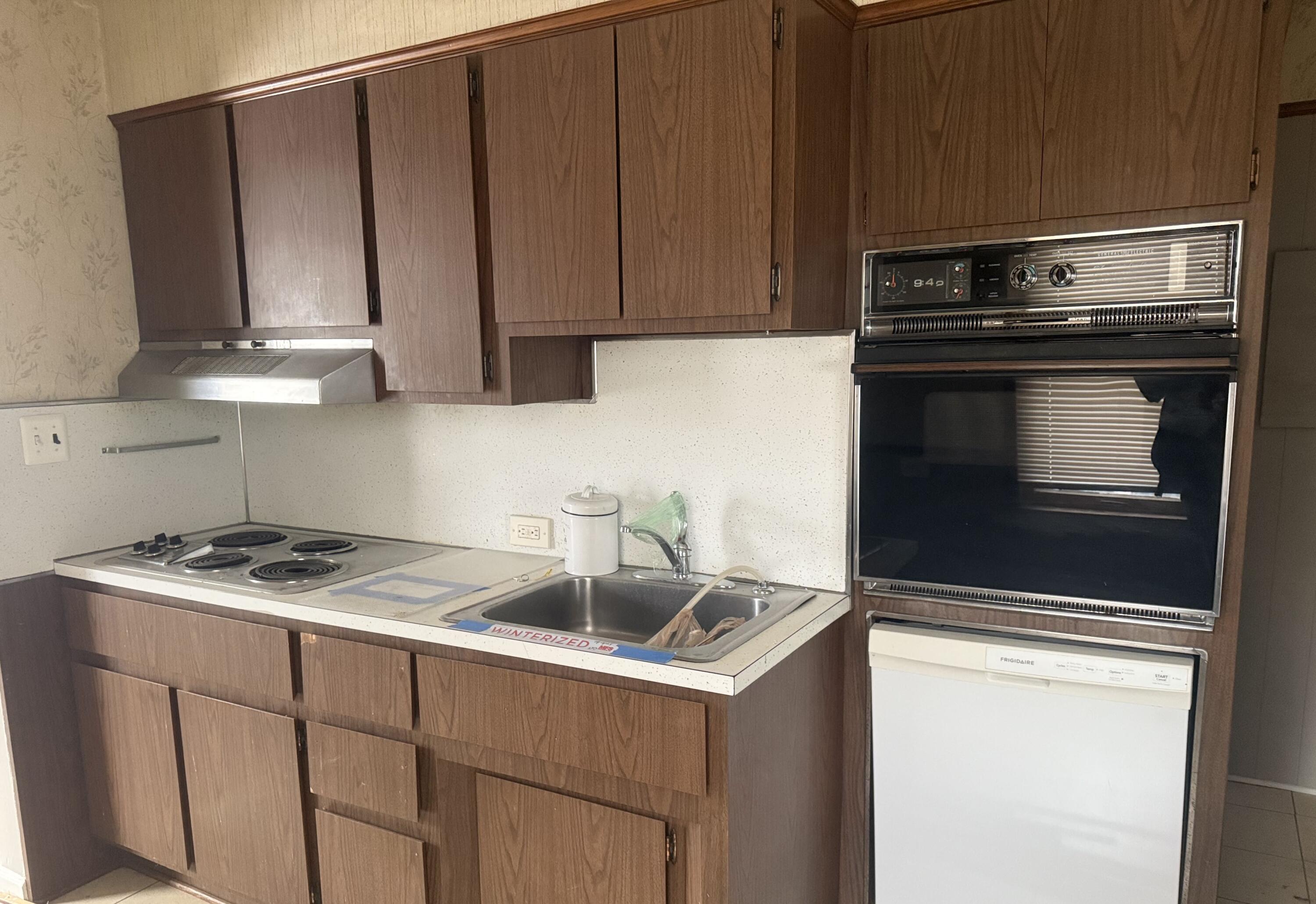 21819 Shakespeare Avenue Eastpointe, MI 48021 - Photo 6 of 21 C5EFA2E5-F5A7-46D1-9D88-AACE3DF3152C_1_2