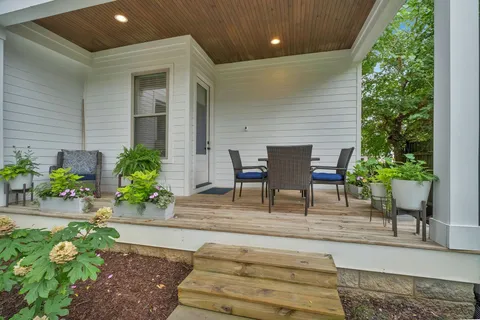 a view of a dinning table and chairs in patio