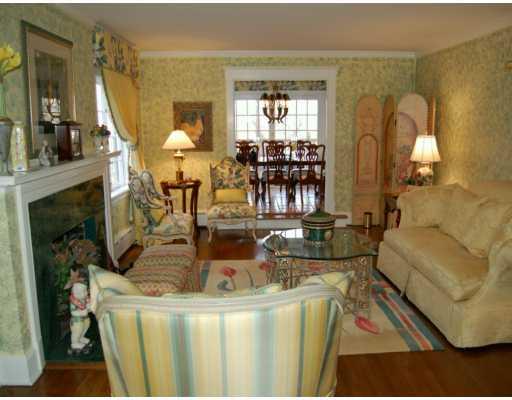 312 Gladstone Road Pittsburgh, PA 15217 - Photo 2 of 8 Living Room.