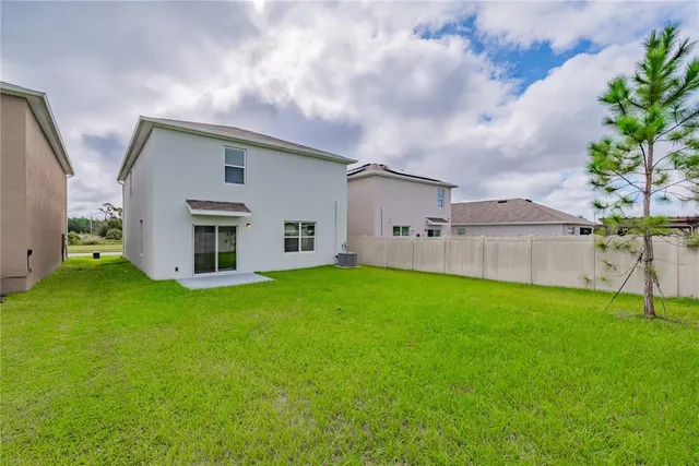 a view of entryway with livingroom